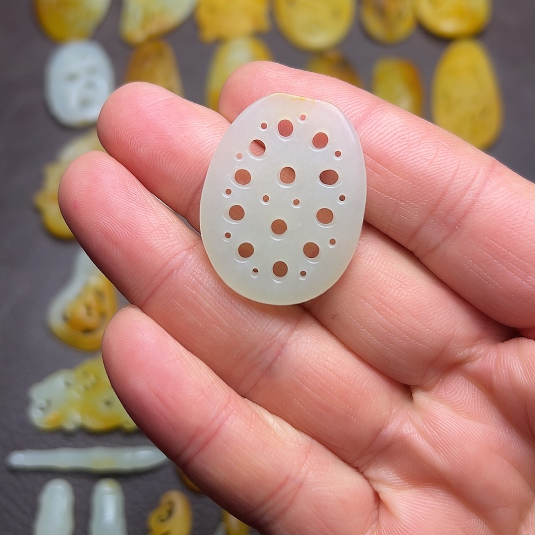 纵***夏和田玉未镶嵌颈饰