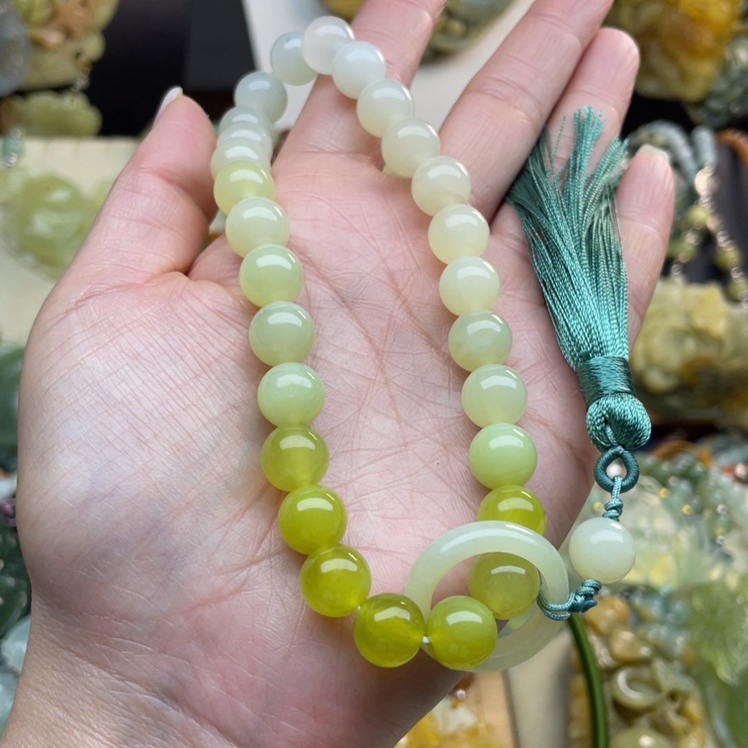 蛇纹石玉颈饰未镶嵌