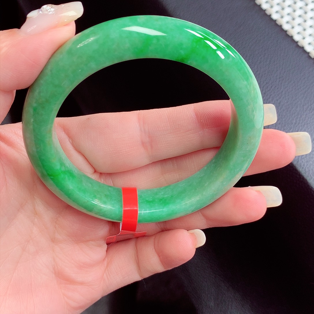 翡翠手镯未镶嵌翡翠