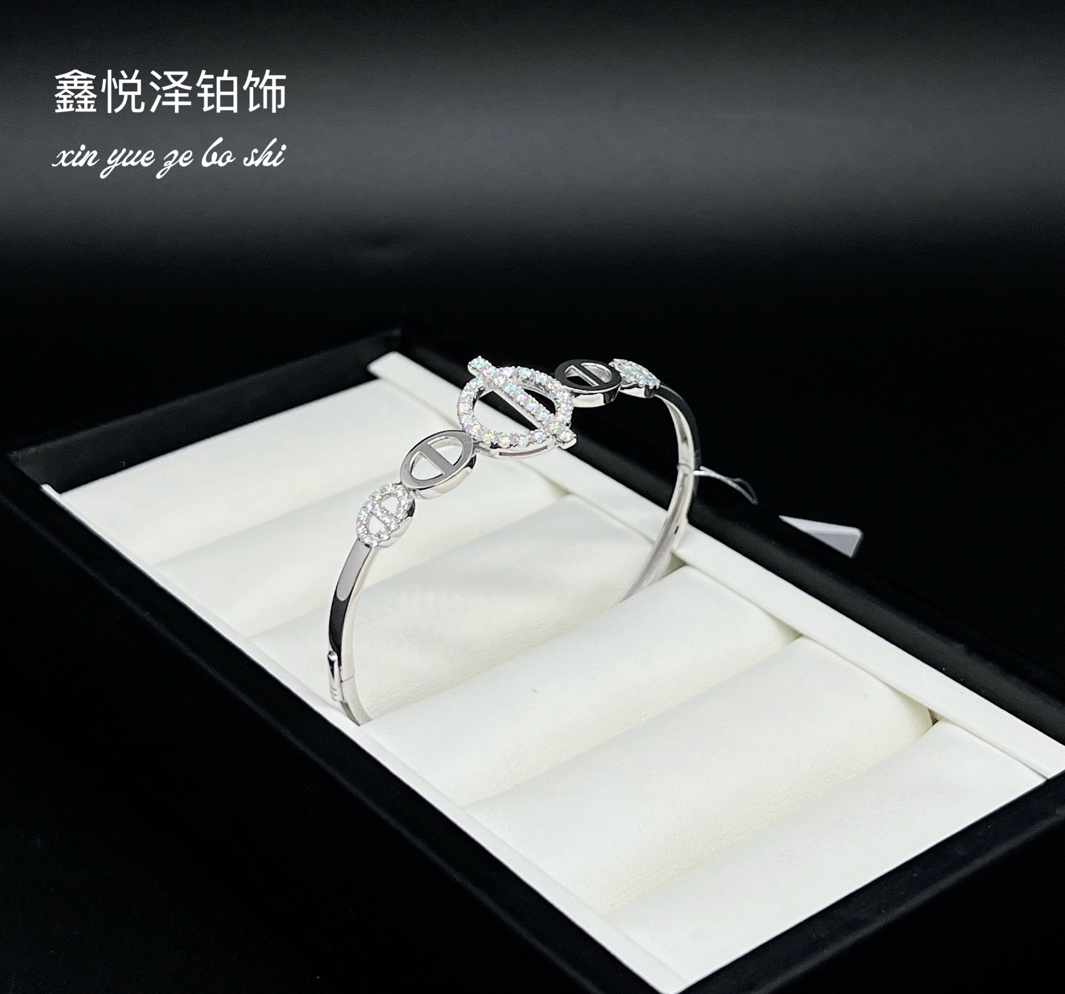 莫桑石铂金pt950小Q猪鼻子贵妃按钮手镯