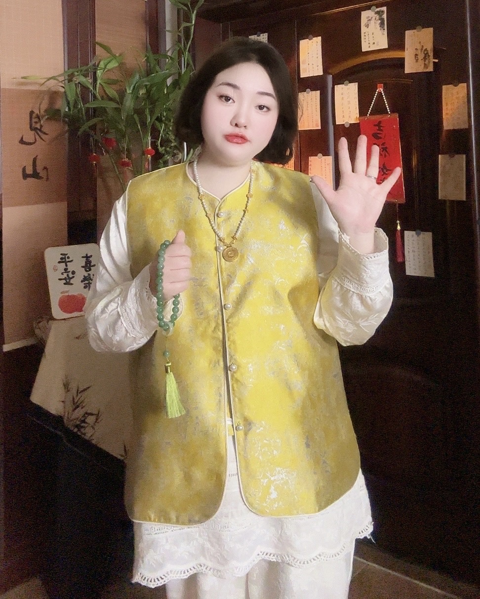 格格大码新中式国风提花马甲女2025春季新款复古珍珠扣坎肩背心