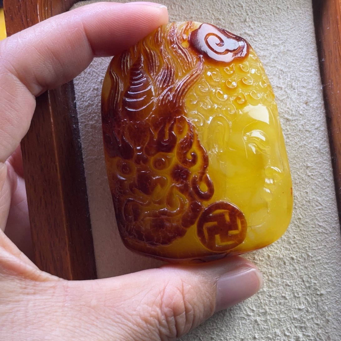琥珀未镶嵌颈饰天然的琥珀蜜蜡
