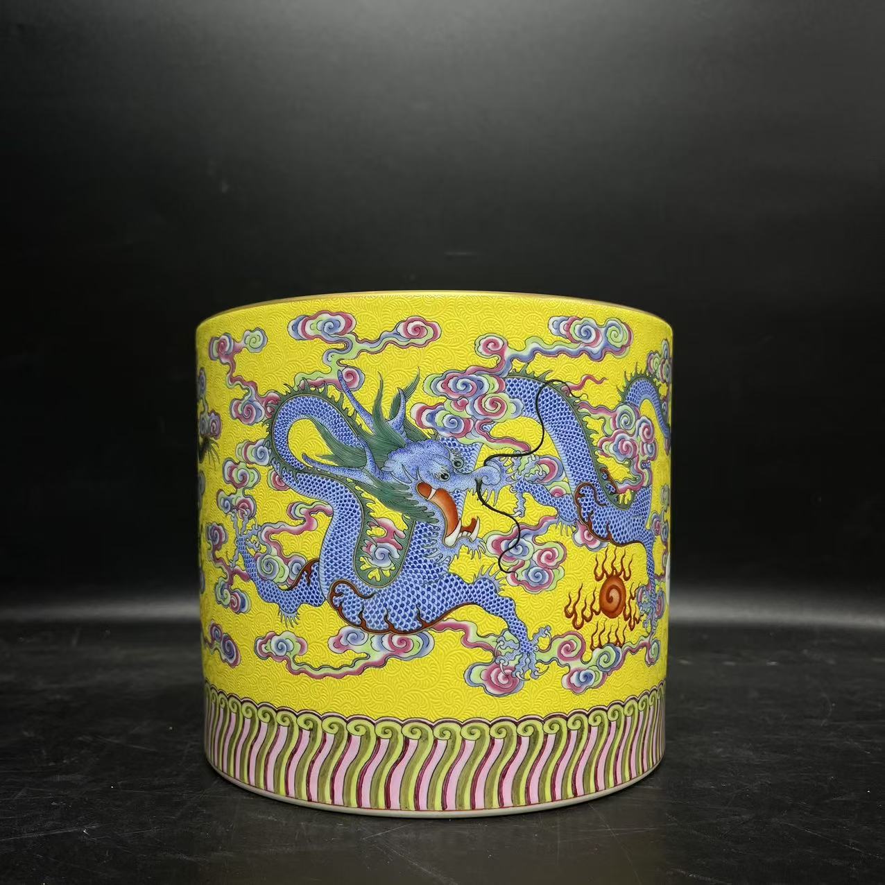 清代雍正/粉彩轧道龙纹笔筒