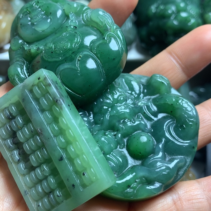 厚***福和田玉未镶嵌颈饰