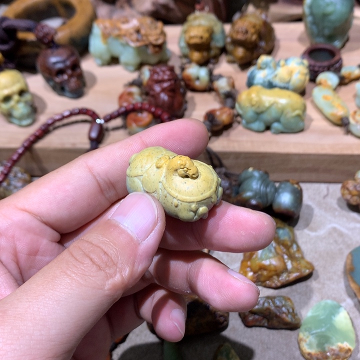 未镶嵌岫岩河磨玉（透闪石质玉）挂件