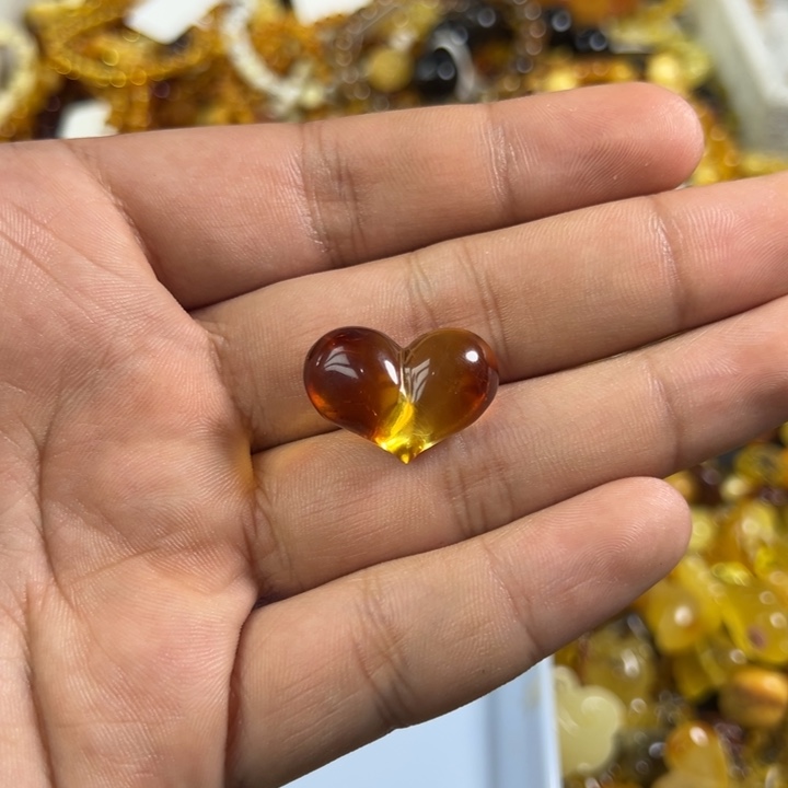 琥珀未镶嵌裸石蜜蜡爱心2.19g