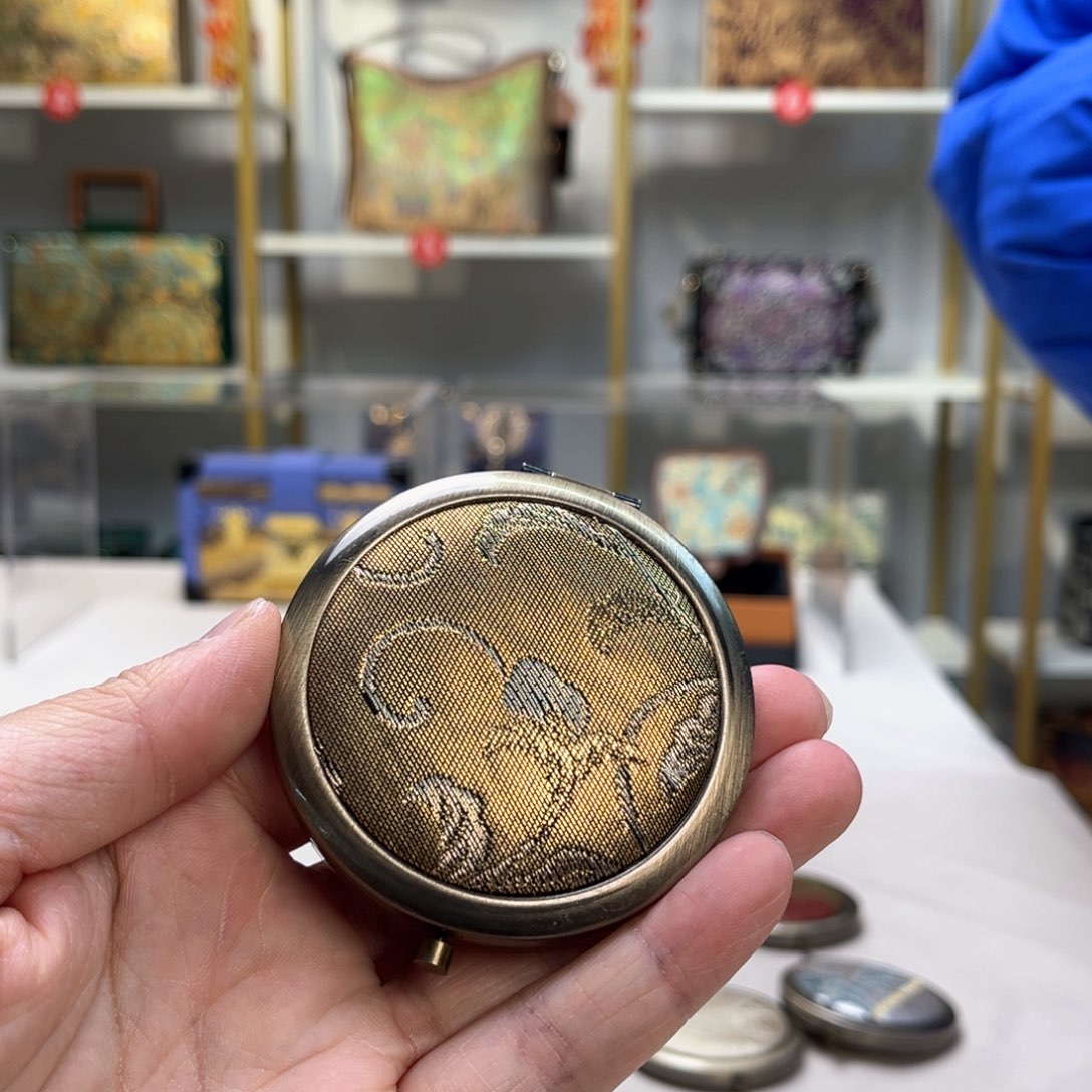 织绣L***6高定风雨中的花朵，倔强又美丽。