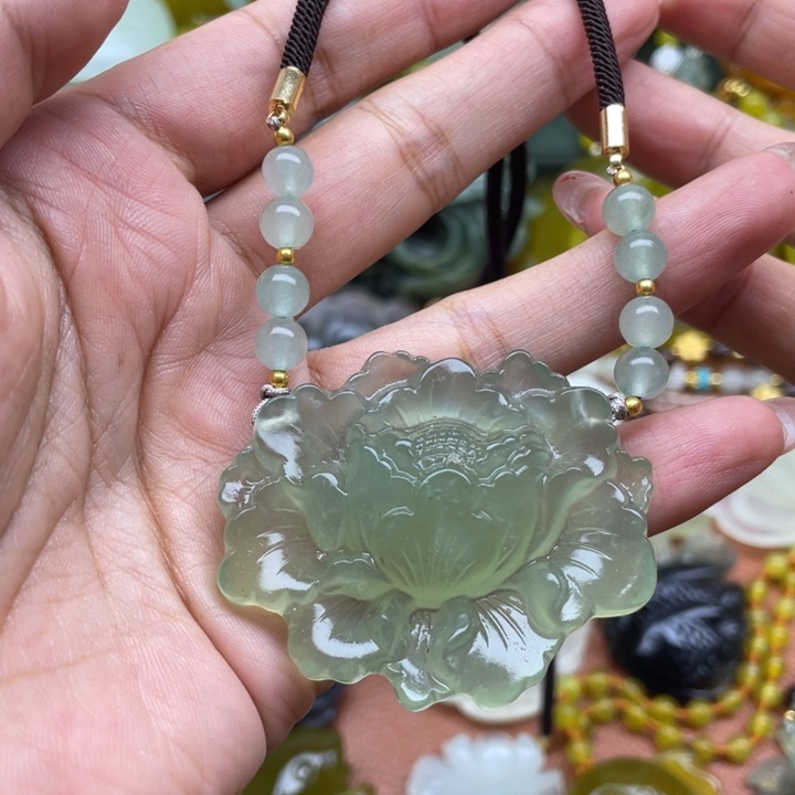 蛇纹石玉未镶嵌颈饰