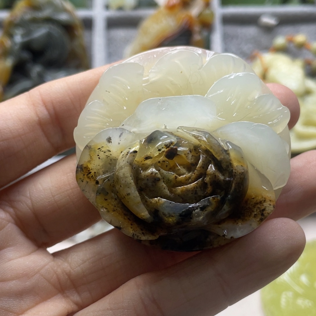 蛇纹石玉颈饰未镶嵌