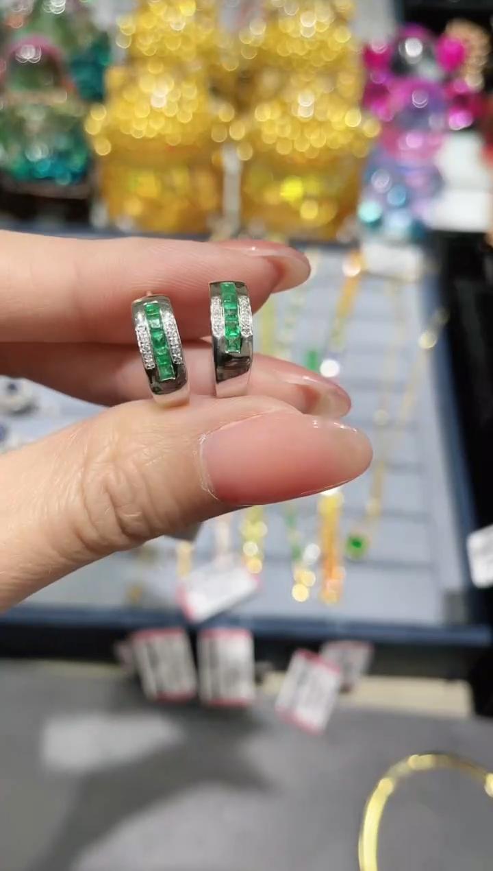 18K金镶嵌天然祖母绿耳饰耳扣