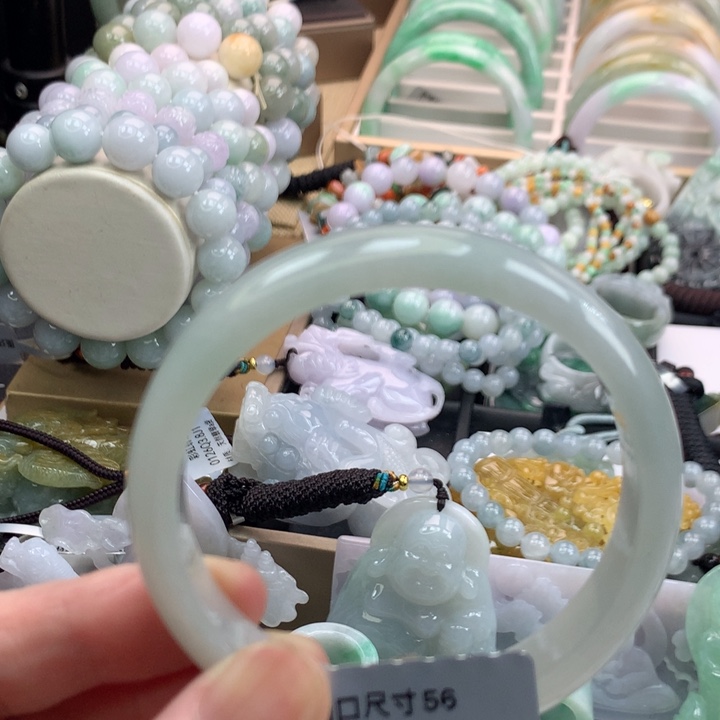 翡翠手镯未镶嵌吊坠