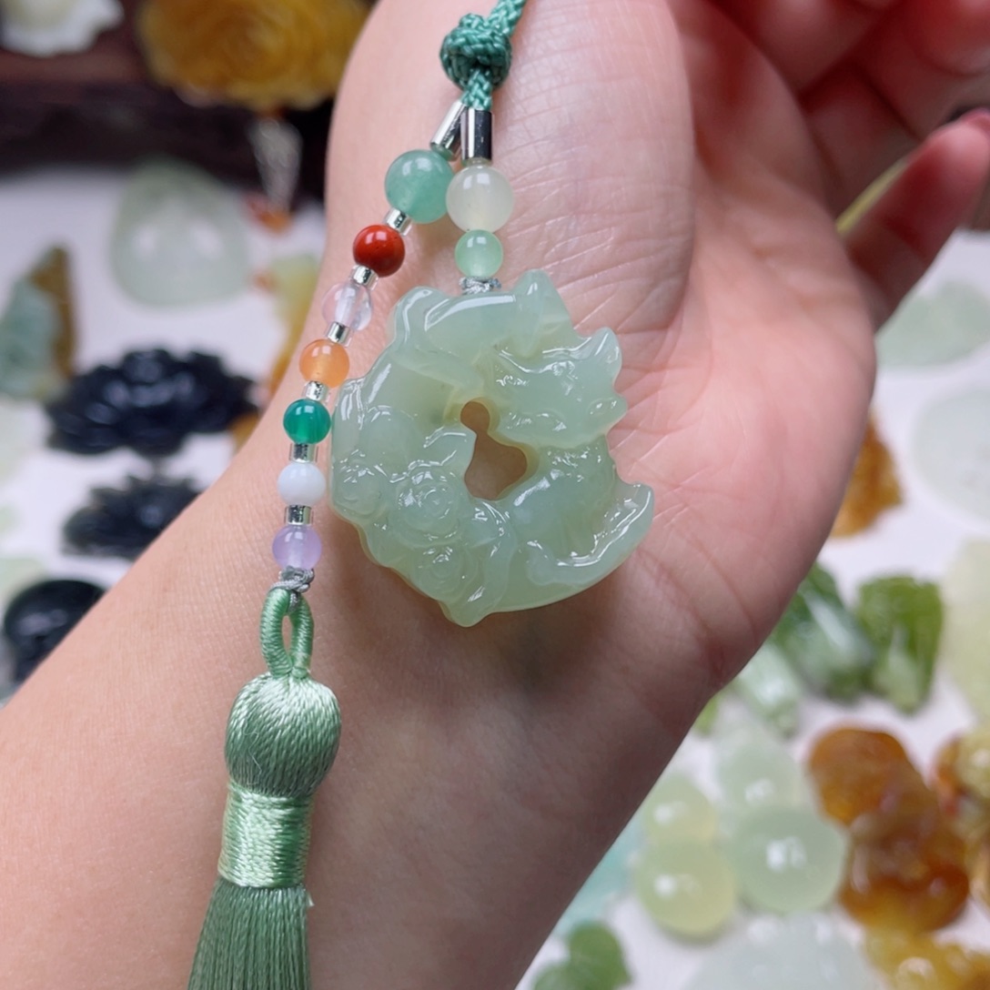 蛇纹石玉颈饰未镶嵌