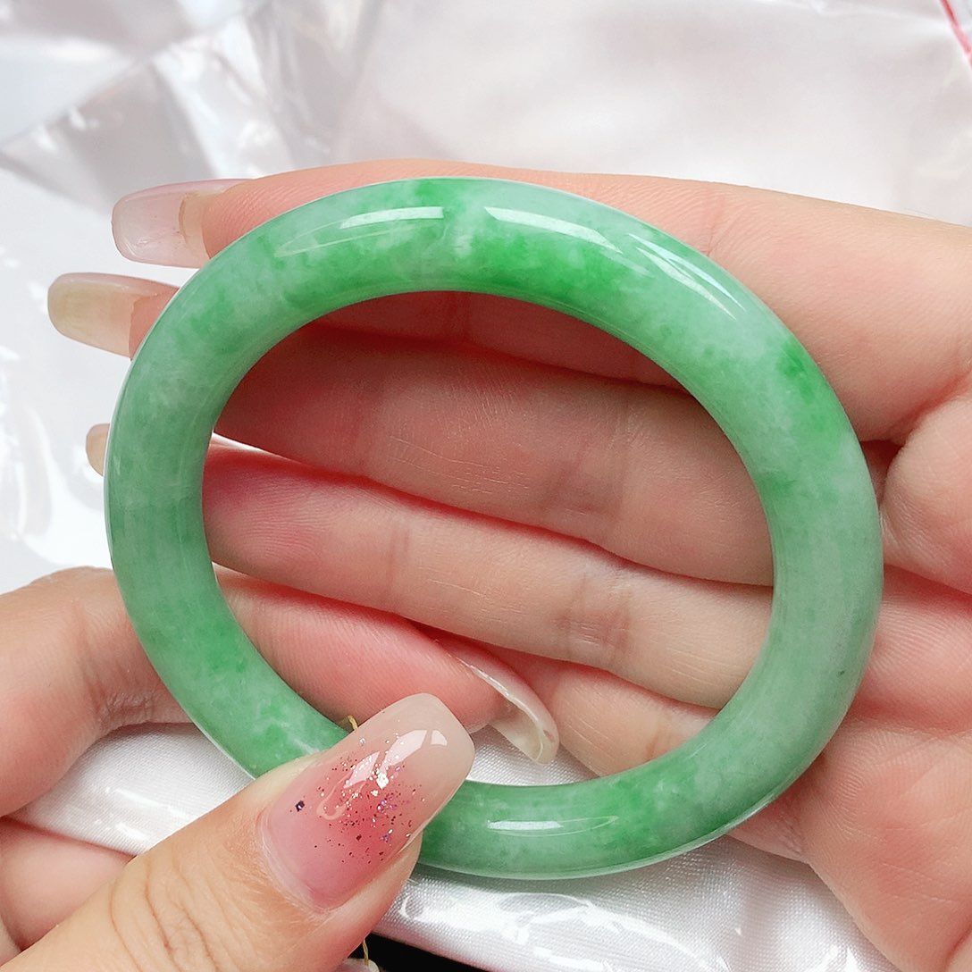 翡翠手镯未镶嵌抖音606