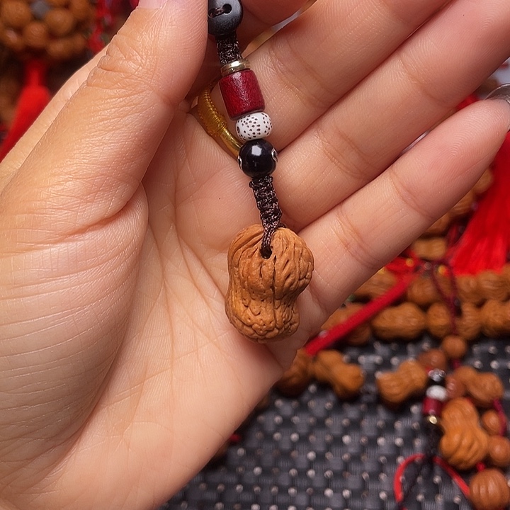 木质类龙纹桃枭挂件