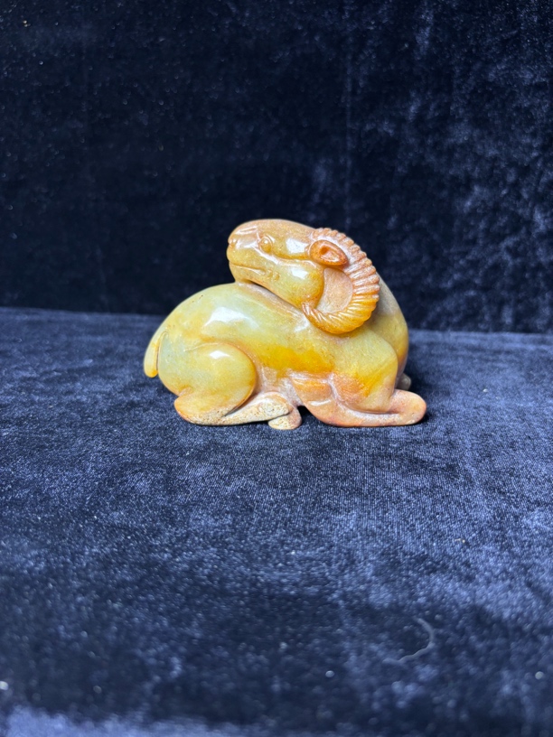 老青白料回头羊尊摆件把件