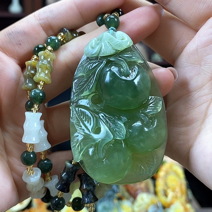 蛇纹石玉未镶嵌颈饰