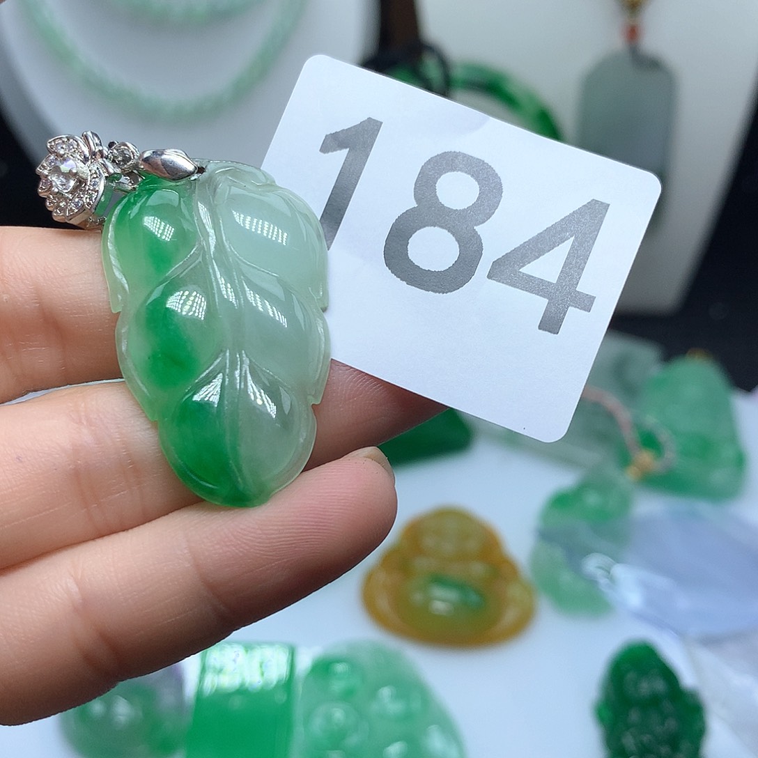 翡翠吊坠(赠链)未镶嵌