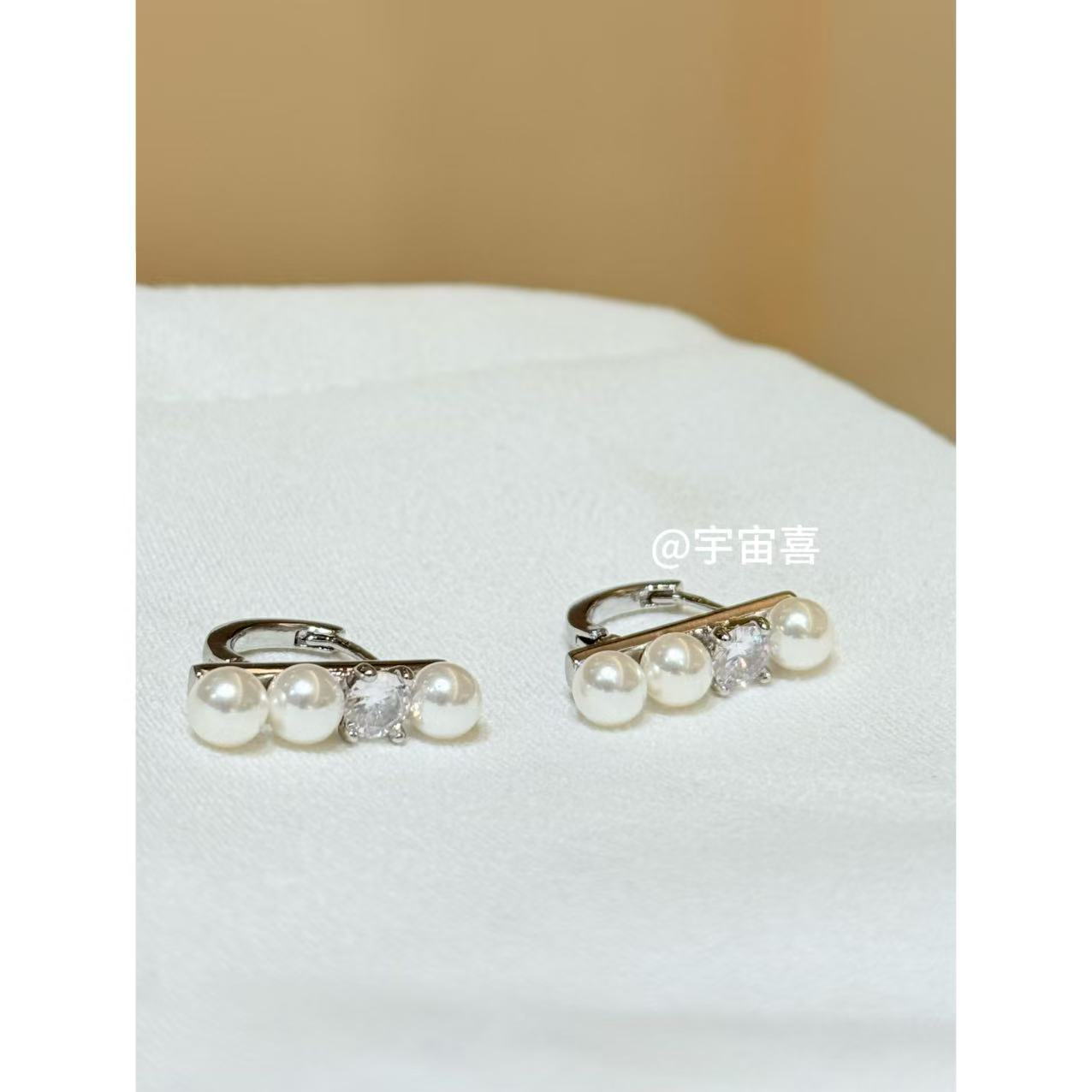 铜合金仿珍珠耳饰  B4-103【平衡木白锆爆闪贝珠耳扣】