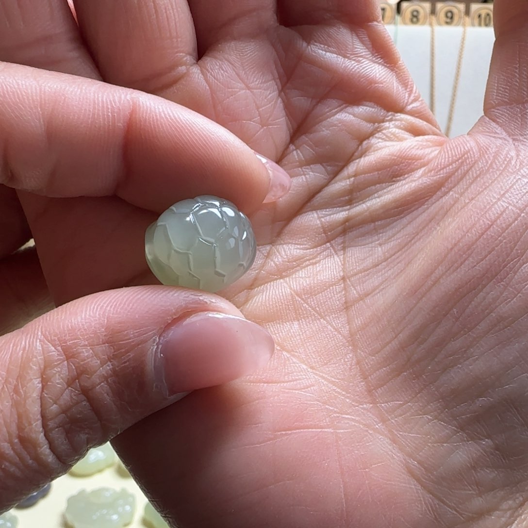 和田玉颈饰未镶嵌辣**?