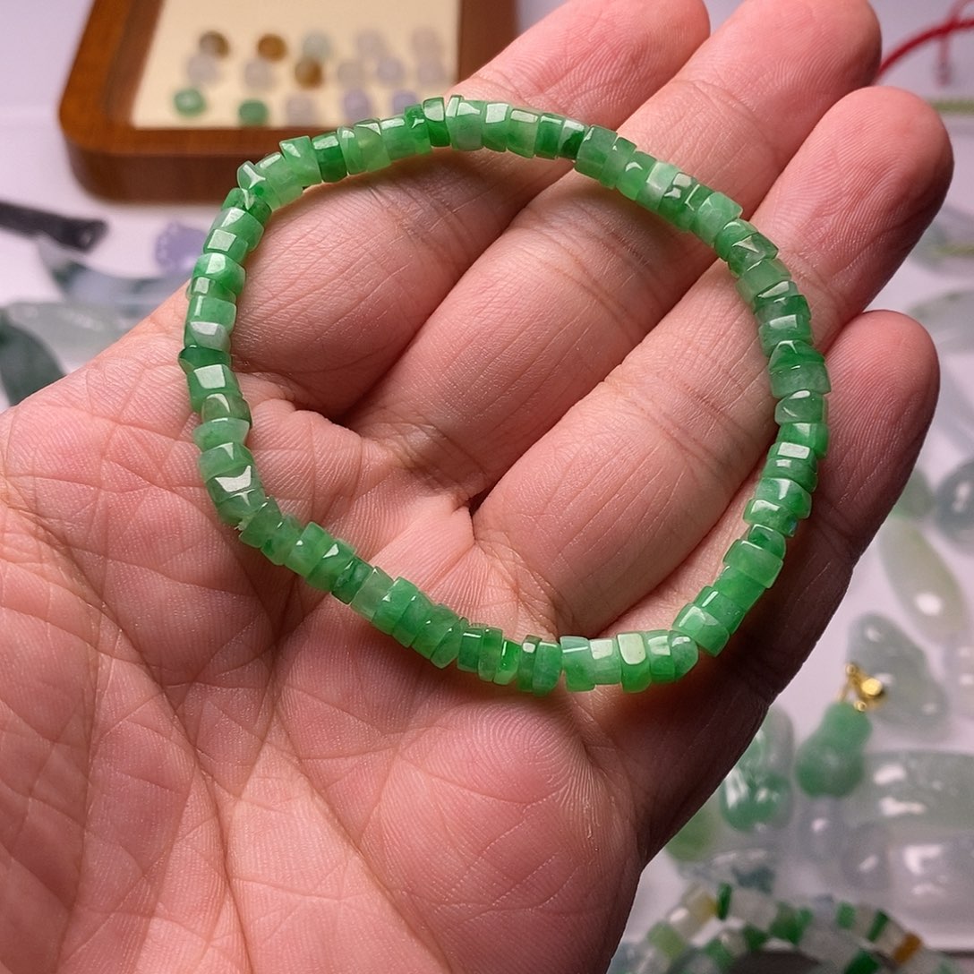 翡翠手串未镶嵌宠****?天然翡翠