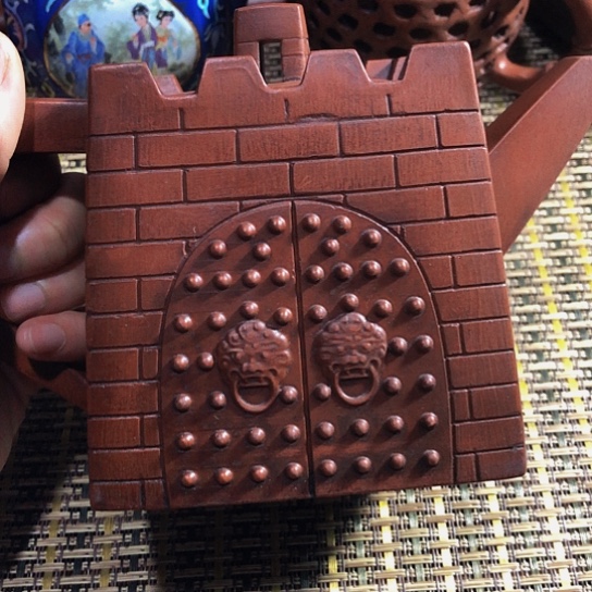 紫砂茶壶原矿泥料手工制作的紫砂壶。