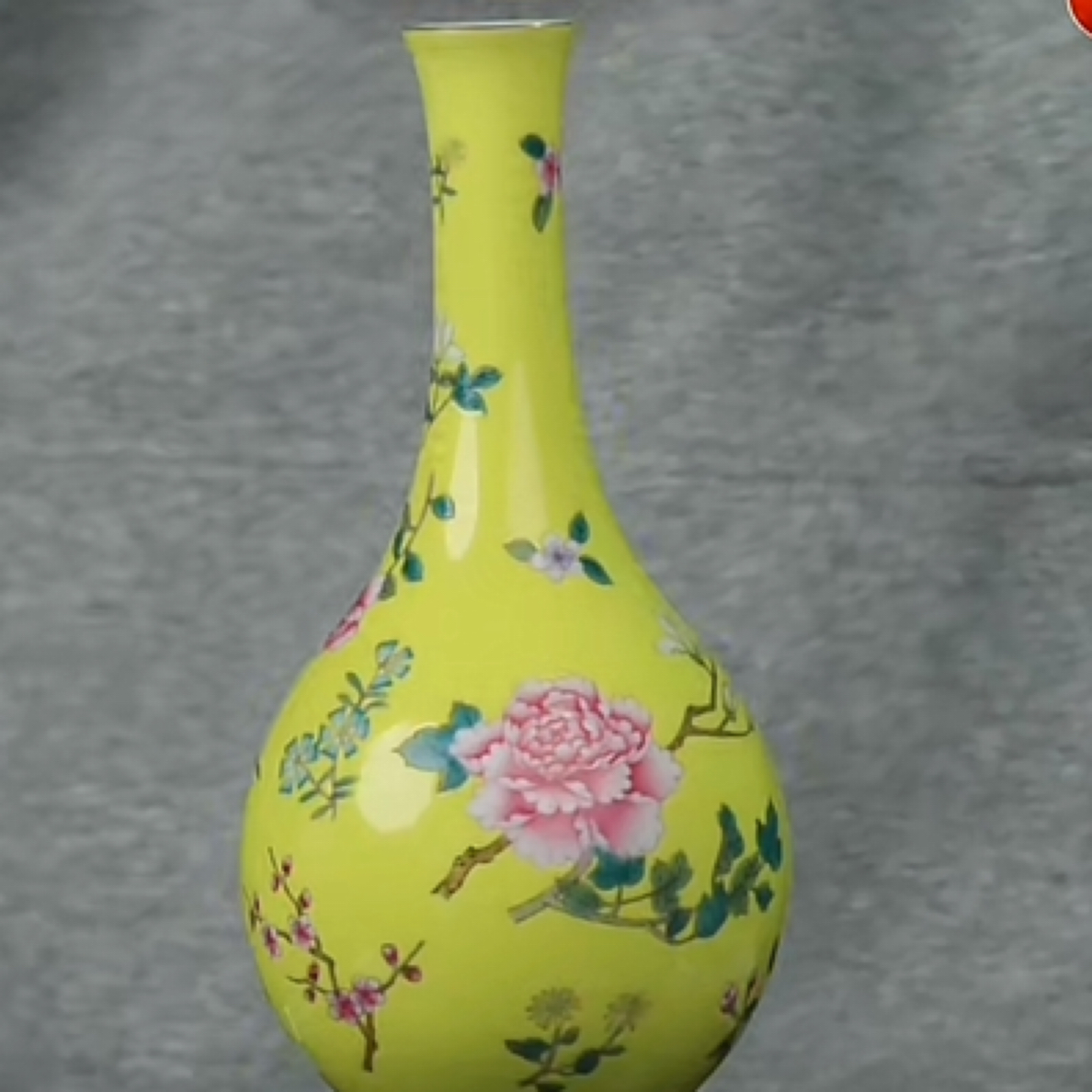 M黄地粉彩花卉纹赏瓶