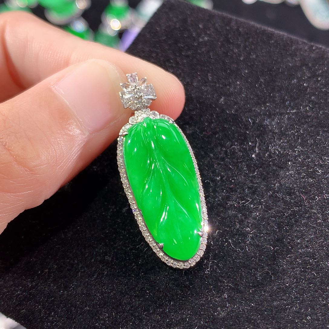 翡翠18K金镶嵌颈饰