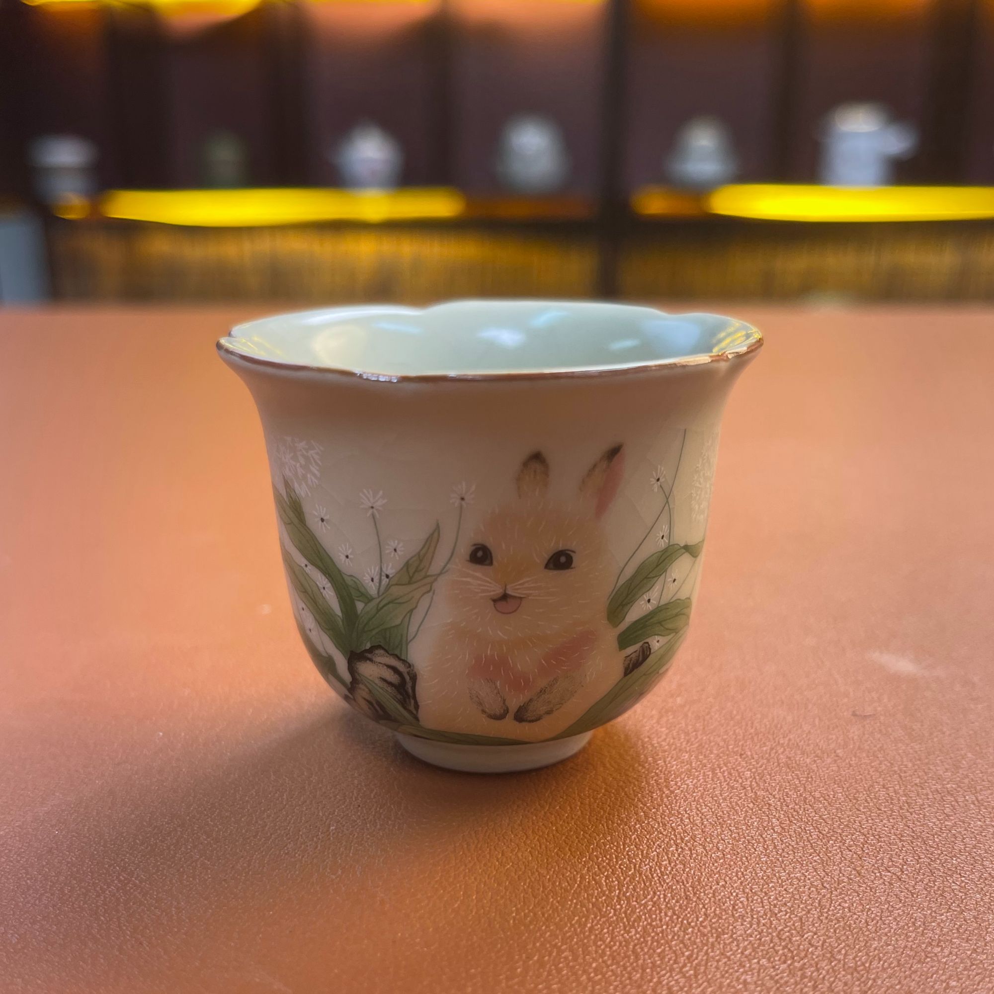 米黄兔子花口小客杯 DX643