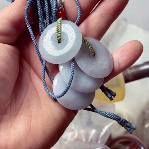 翡翠颈饰未镶嵌毛衣