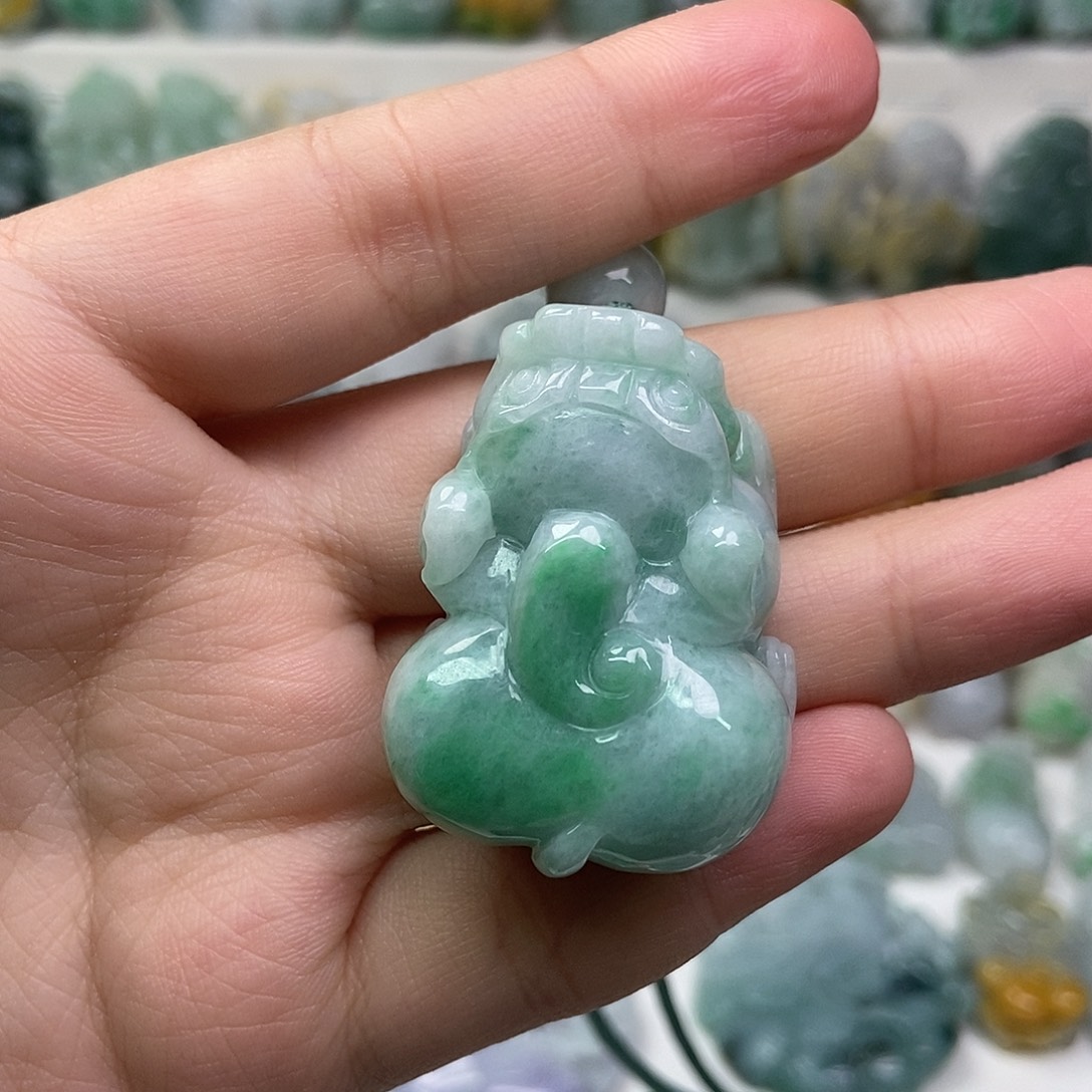 翡翠未镶嵌吊坠(赠链)