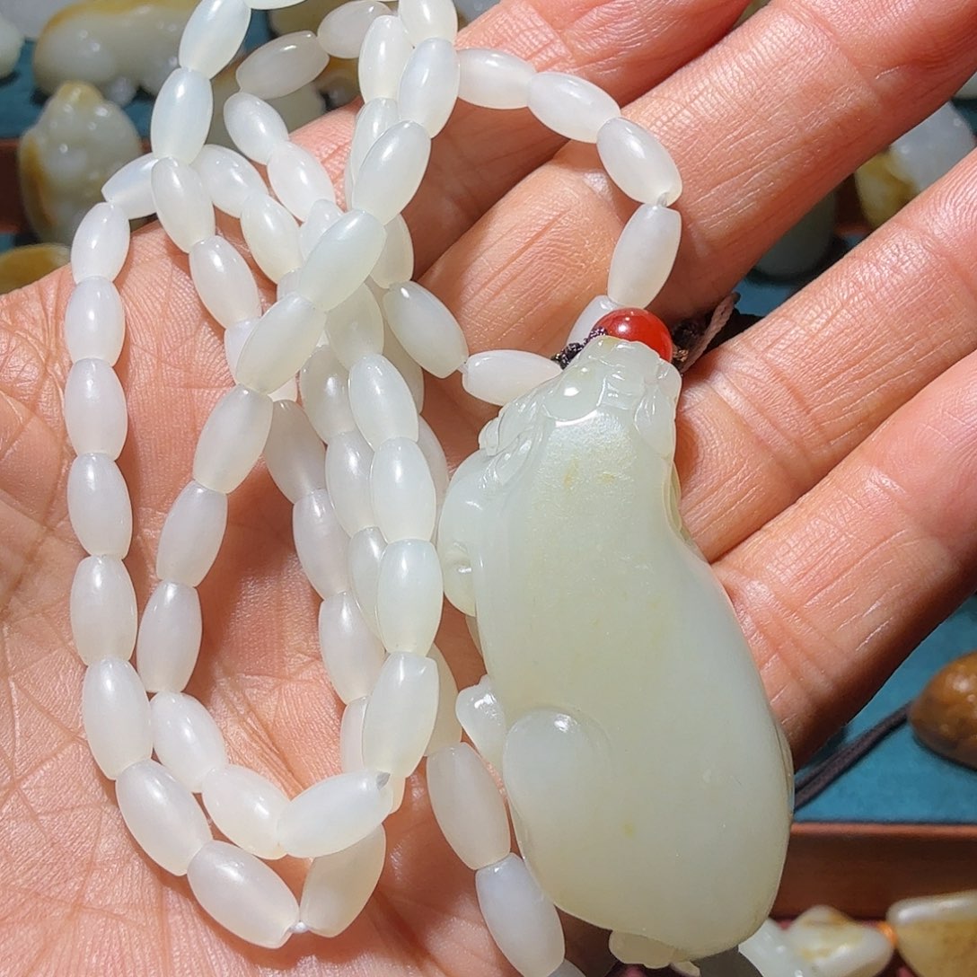 生***人和田玉未镶嵌颈饰