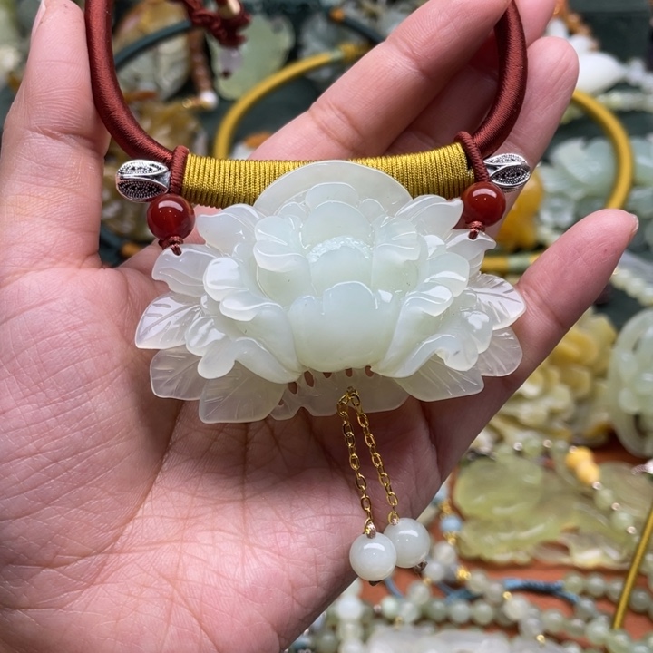 蛇纹石玉吊坠合金