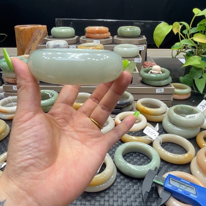 宝***z石英质玉手镯未镶嵌