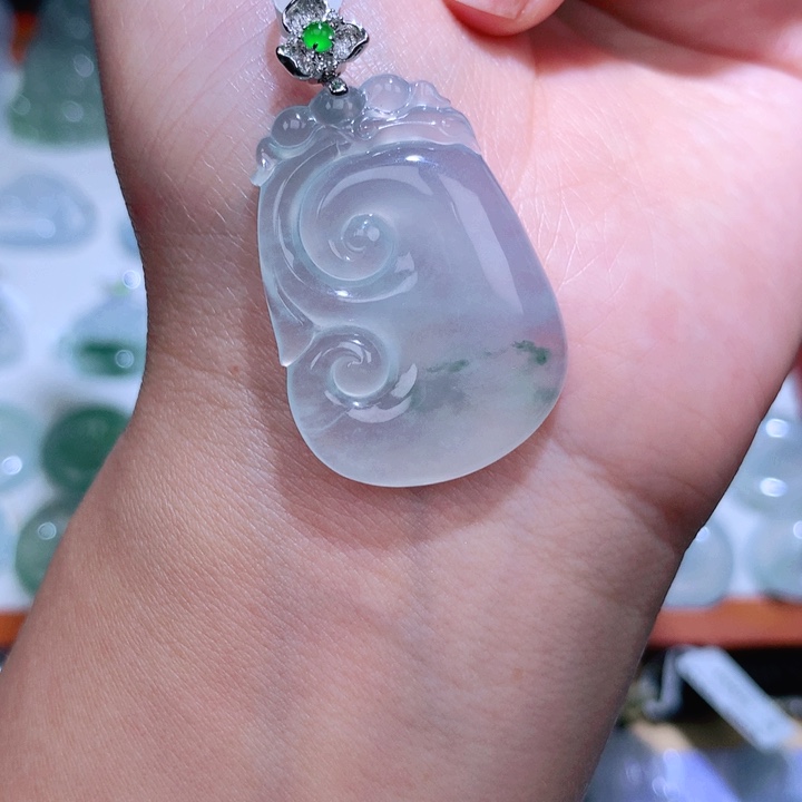 翡翠颈饰18K金镶嵌如意