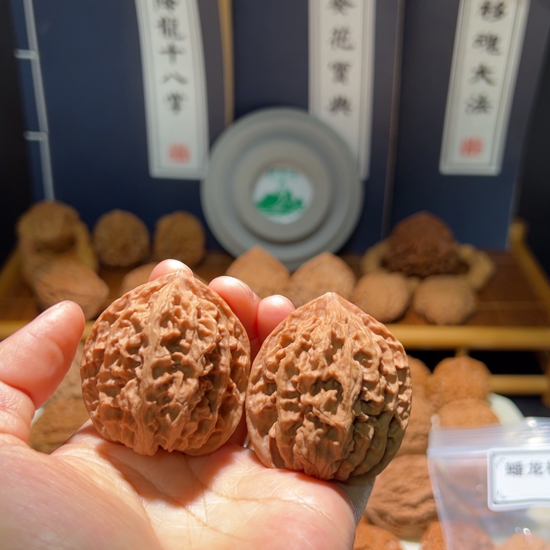 唐***圣把件文玩核桃蟠龙柱