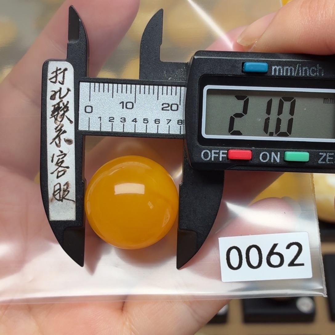 ****峰蜜蜡未镶嵌裸石微瑕