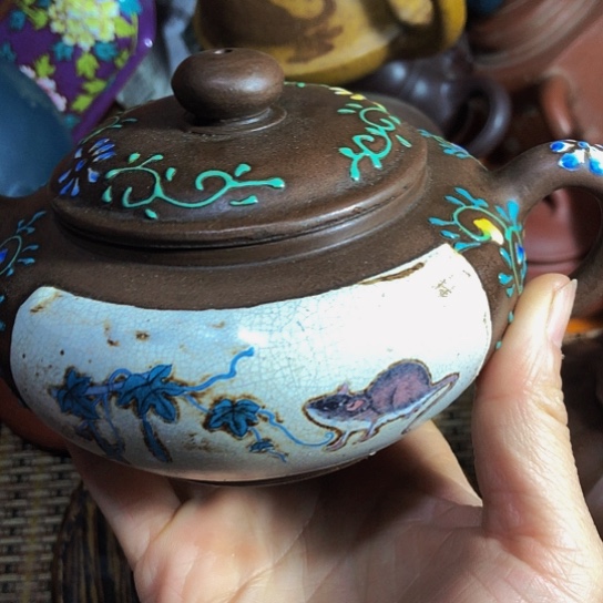 紫砂茶壶原矿泥料手工制作的一把紫砂壶。