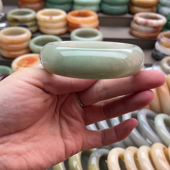 石英质玉手镯未镶嵌风**淡