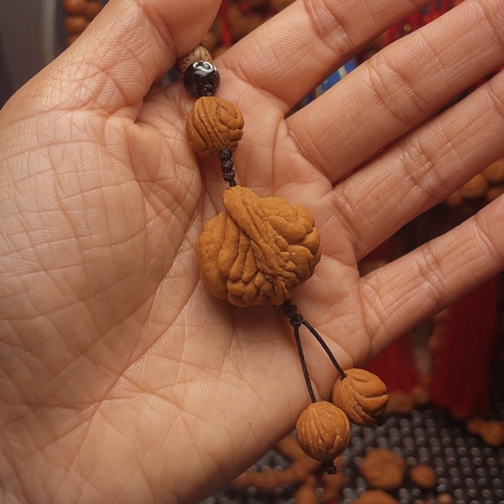 木质类龙纹桃枭挂件