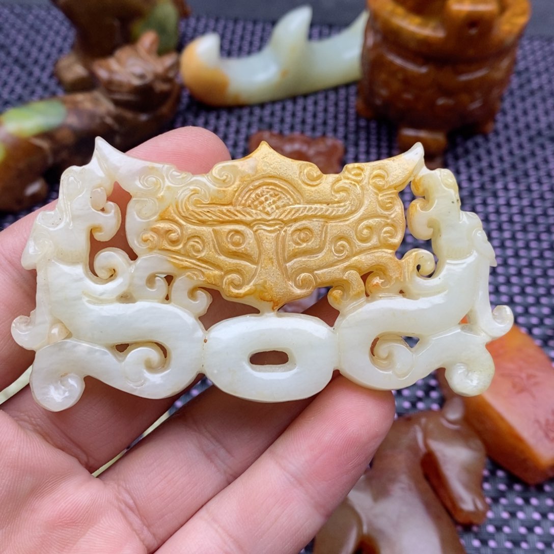 蛇纹石玉颈饰未镶嵌