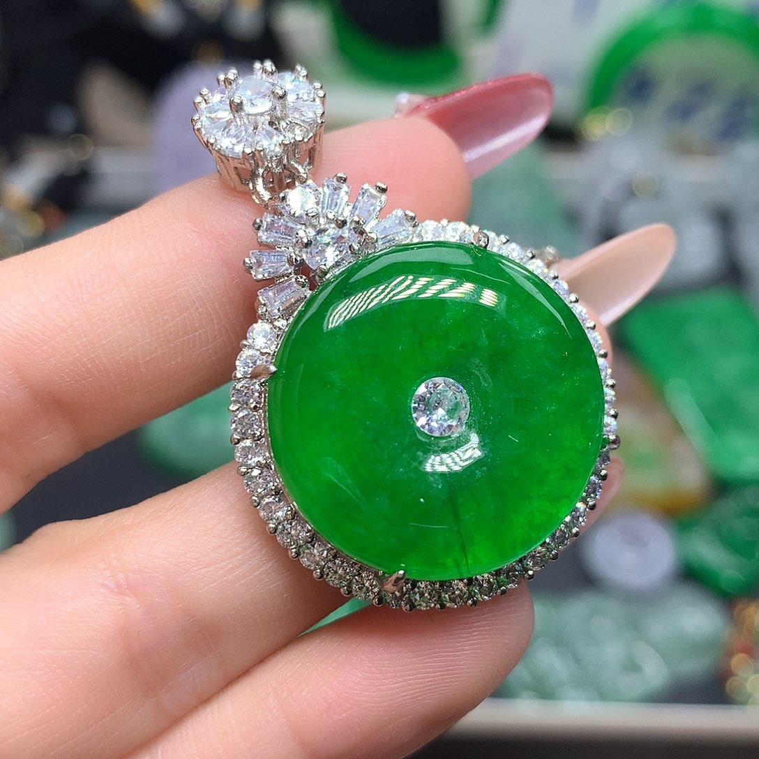 翡翠吊坠(赠链)未镶嵌