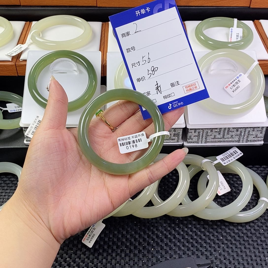 和田玉手镯未镶嵌青*