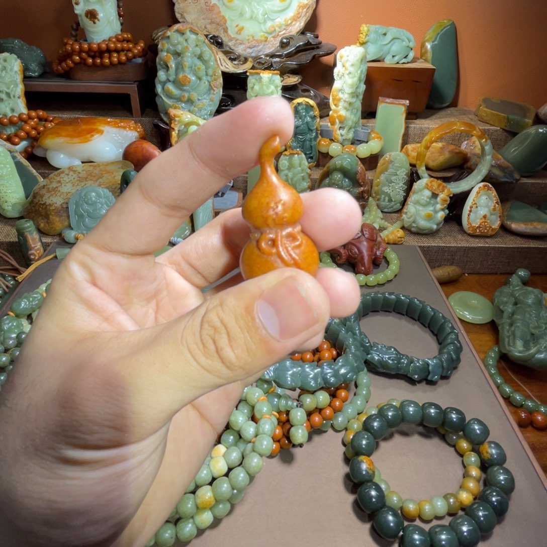 透闪石质玉葫芦未镶嵌