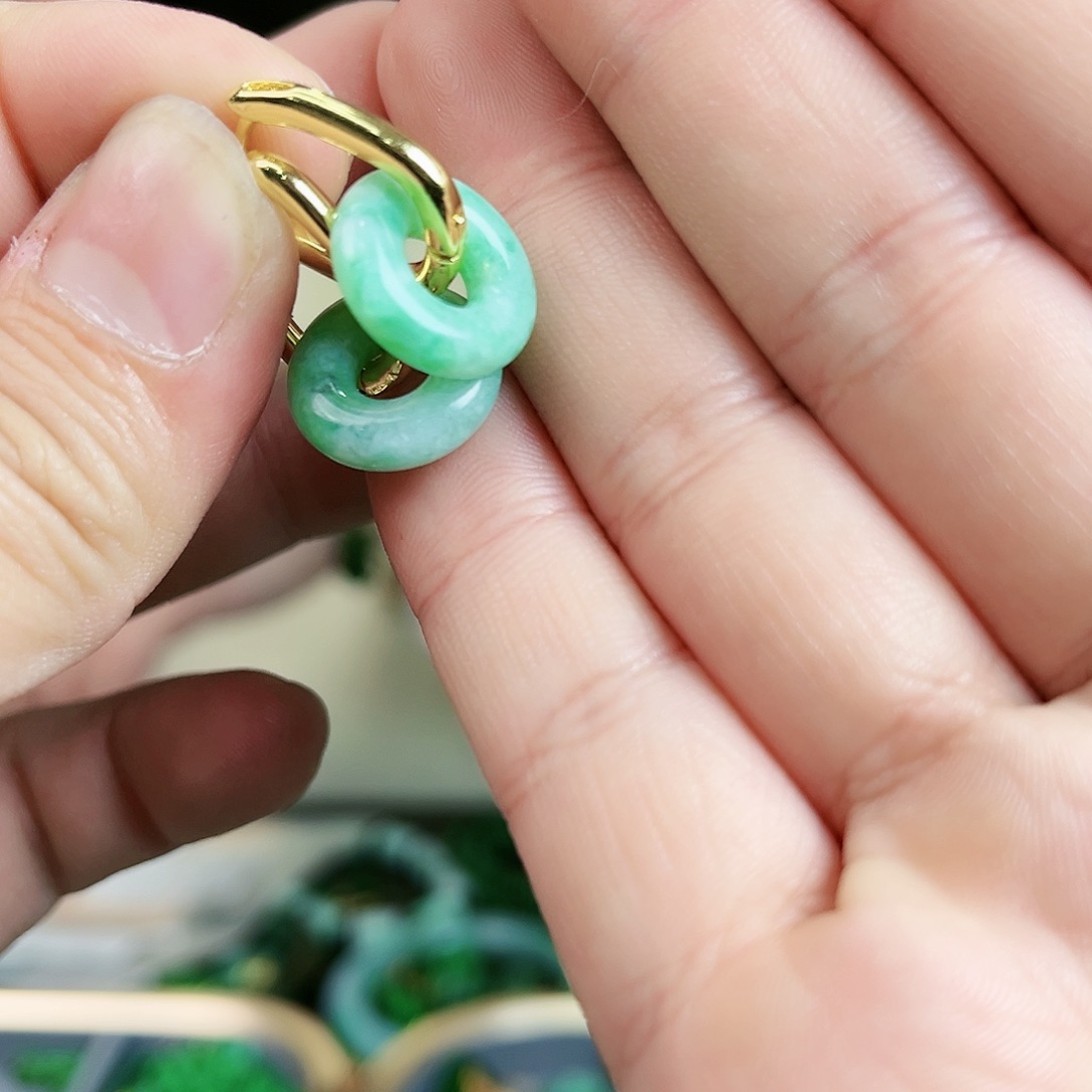 翡翠颈饰未镶嵌耳饰