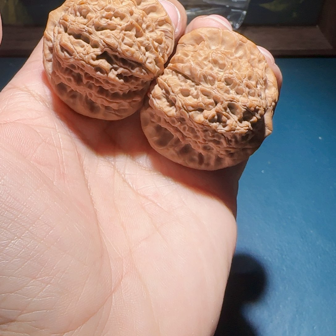 文玩核桃吊坠血麒麟42+