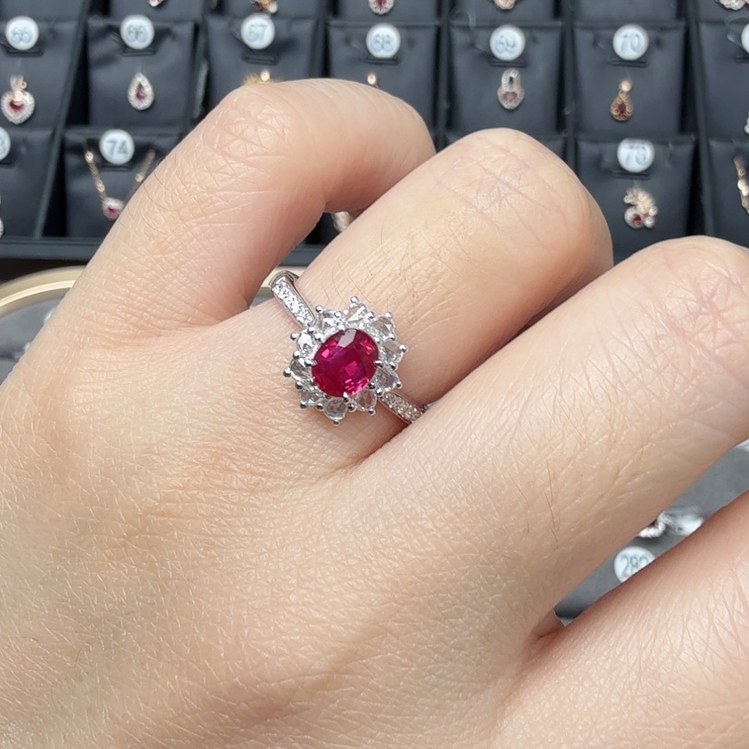 红宝石戒指18K金镶嵌无烧鸽血红唯美浪漫0.81克拉