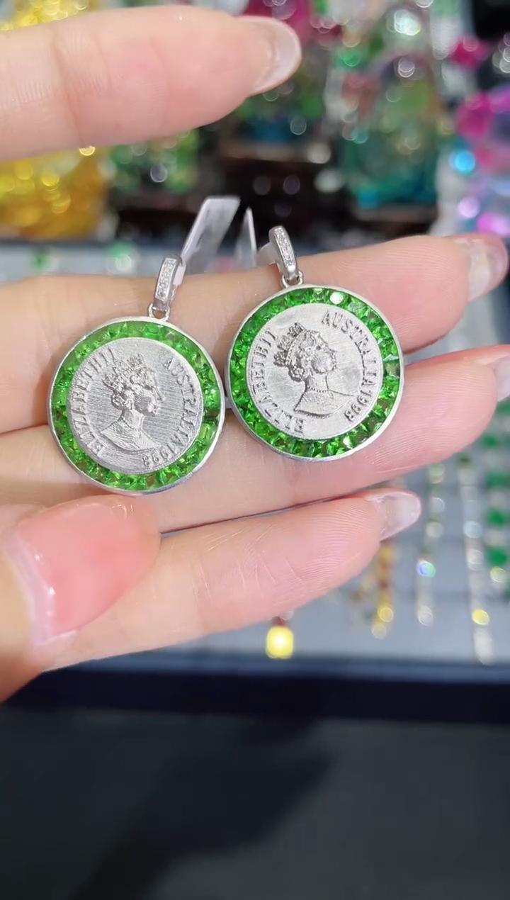  18K金镶嵌天然沙弗莱吊坠圆 多样性发其一