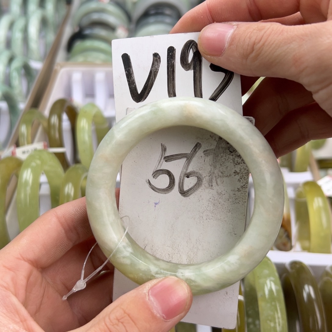 岫玉手镯未镶嵌天然岫玉微瑕，可以正常佩戴