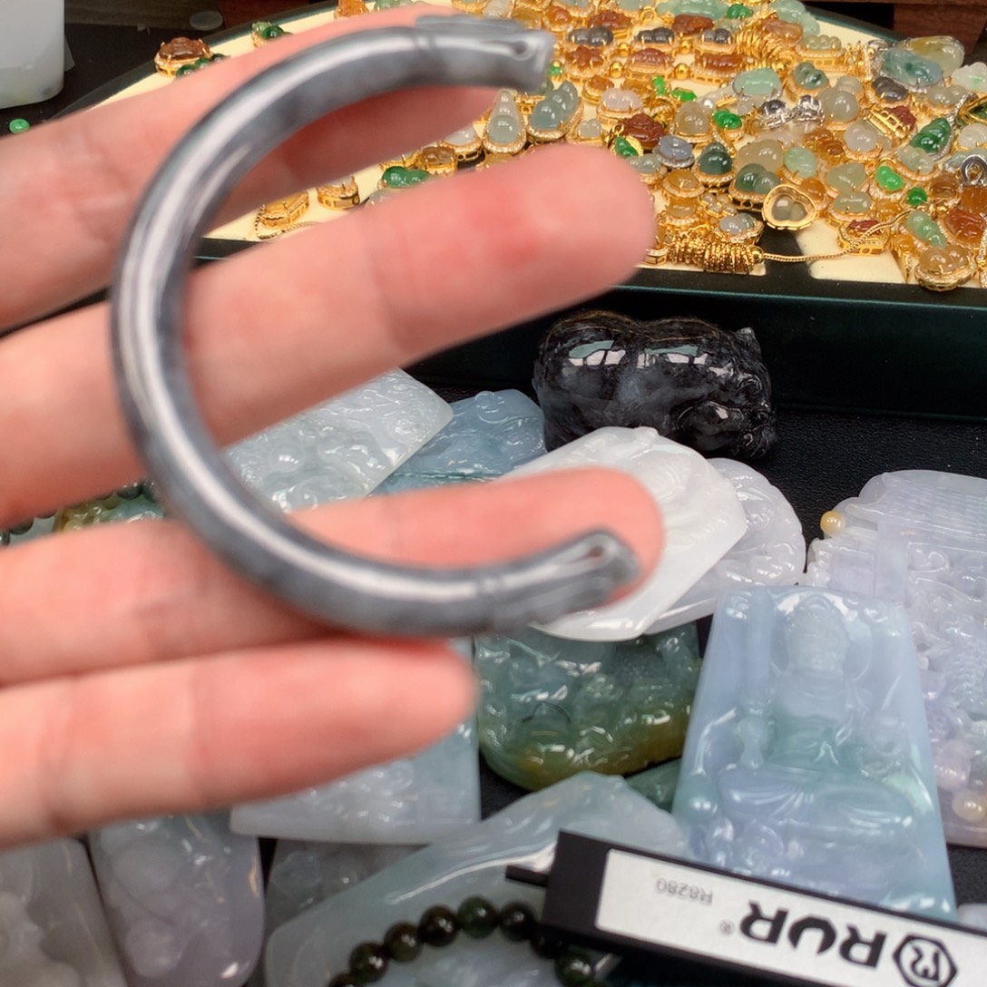 翡翠未镶嵌颈饰半琢