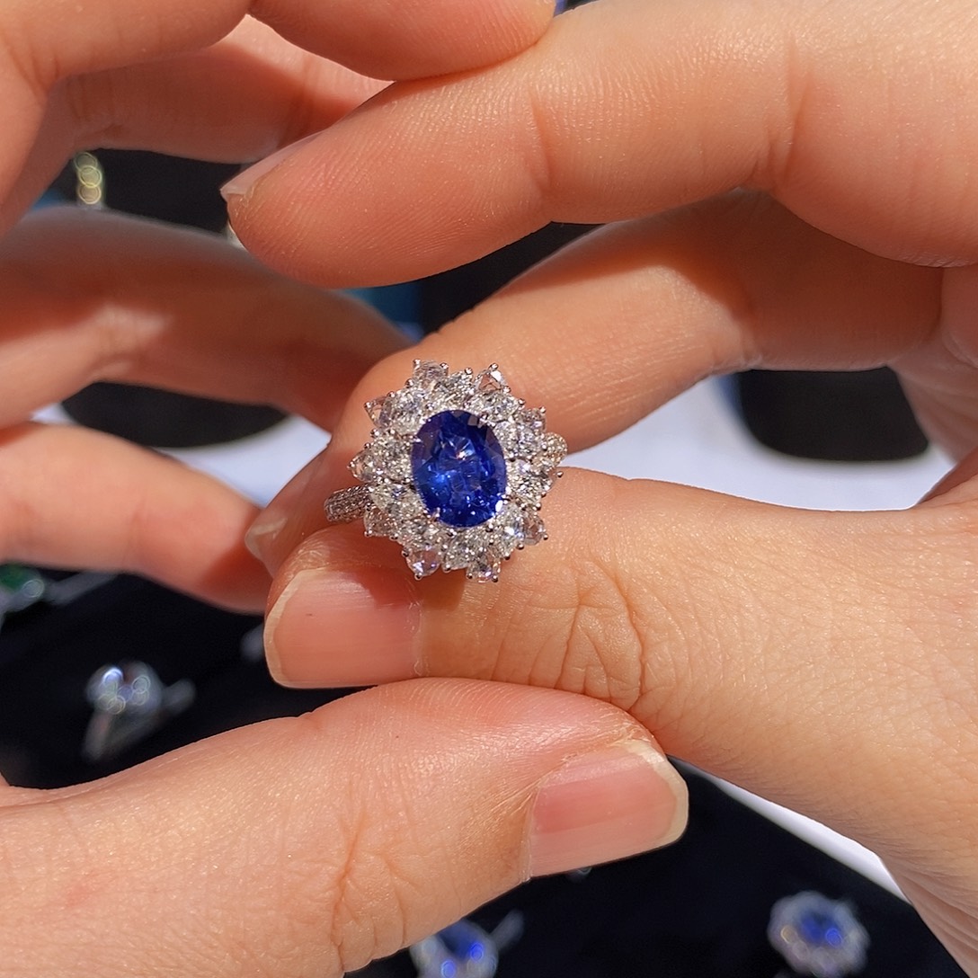 蓝宝石18K金镶嵌戒指皇家蓝2.08克拉